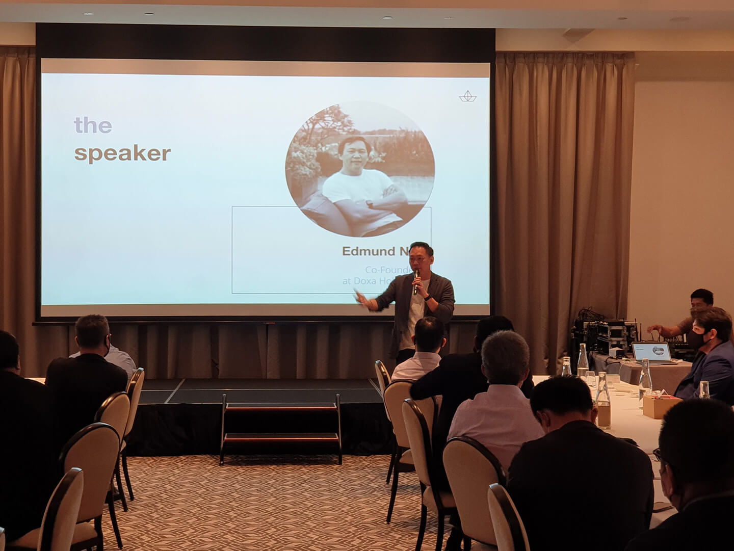 60f54afbb91958031ddb3a26_axway_roundtable_banner Article Banner Image - A photo during the Axway Roundtable discussion